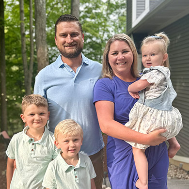 Famille VanderWoude souriant à la caméra